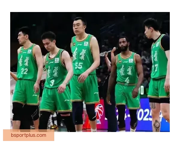 辽宁队回沈阳首航球迷迎接 莱迪状态佳赵继伟李晓旭低头护中心